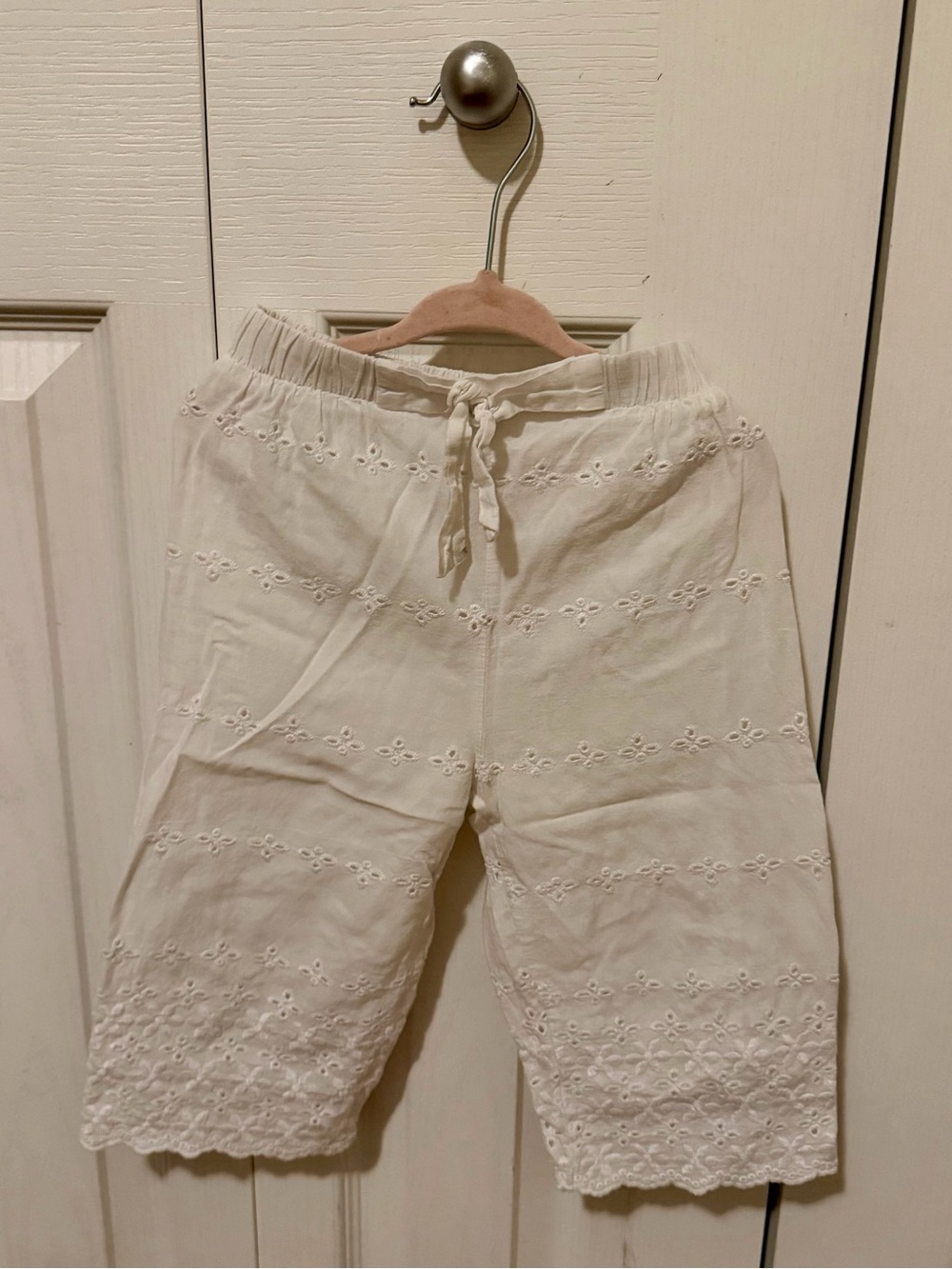 Zara Cream Eyelet Cotton Pull-On Capri Pants